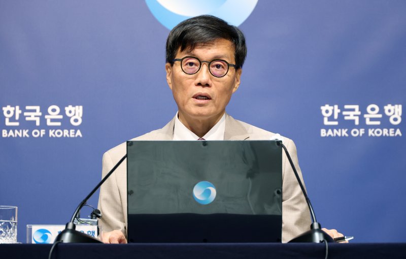 이창용 한국은행 총재가 10일 오전 서울 중구 한국은행에서 열린 통화정책방향 기자간담회에서 발언을 하고 있다. 2025.7.10/뉴스1 ⓒ News1 사진공동취재단