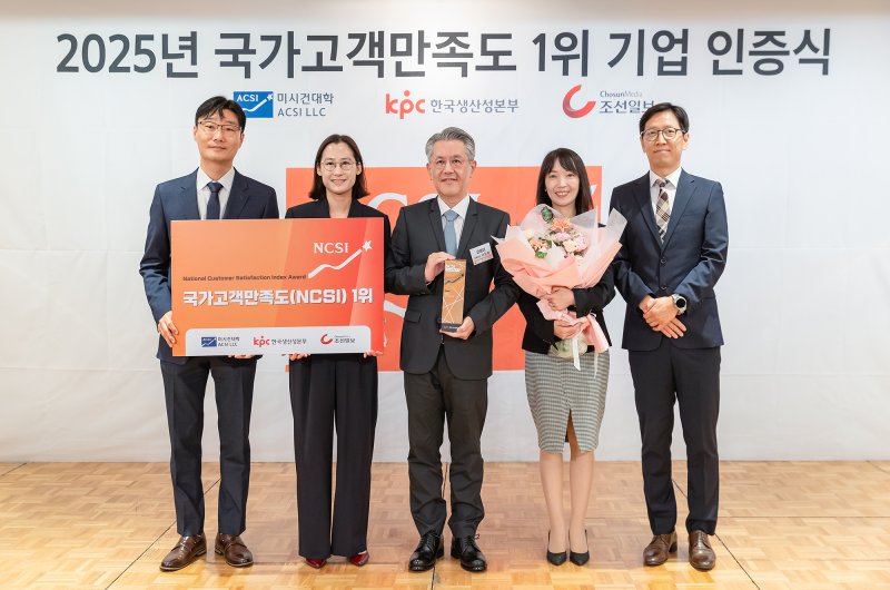 [서울=뉴시스] 바카라 가상 머니 사이트가 '2025 국가고객만족도(NCSI)' 조사에서 정수기, 헬스케어 안마가전, 렌탈케어서비스 부문 1위에 선정됐다. 지난 9일 서울 중구 롯데호텔에서 진행된 시상식에서 서장원 코웨이 대표이사(가운데)와 이용준 코웨이 고객품질본부장(왼쪽 첫 번째) 및 관계자들이 기념 촬영을 하고 있다. (사진= 코웨이 제공)