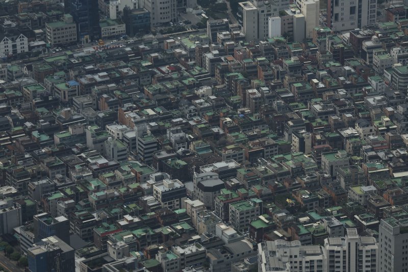 [서울=뉴시스] 김근수 기자 = 6일 서울 송파구의 롯데월드타워 스카이라운지에서 다가구·다세대·연립주택이 보이고 있다. 2025.07.06. ks@newsis.com