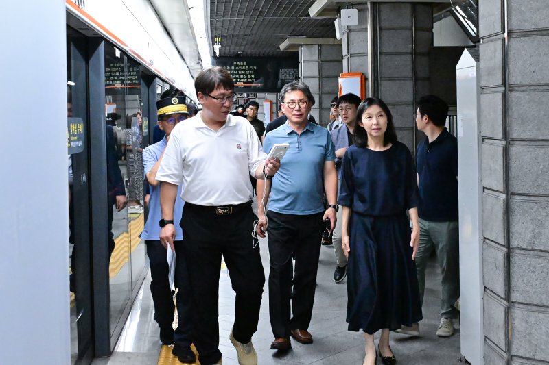 경복궁역 비냉방 상황 점검하는 최호정 서울시의장(서울시의회 제공)