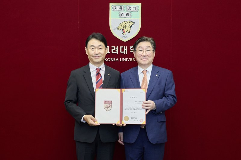 문과대 권영진 바카라사이트 소개(왼쪽)과 바카라사이트 소개 김동원 총장이 기념촬영을 하고 있다. (사진=바카라사이트 소개 제공) *재판매 및 DB 금지