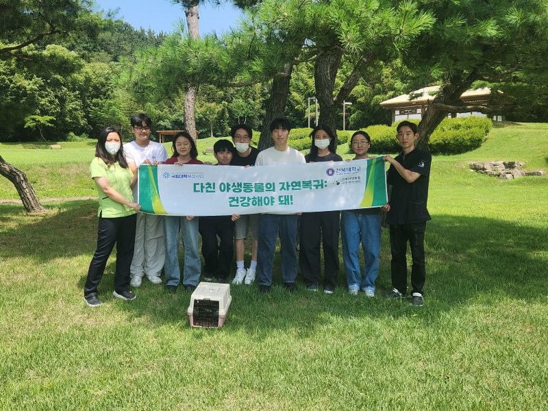 전북대학교 전북야생동물구조관리센터는 10일 익산시 금마면 미륵산 인근에서 구조해 치료를 마친 올빼미를 자연으로 방생했다. *재판매 및 DB 금지