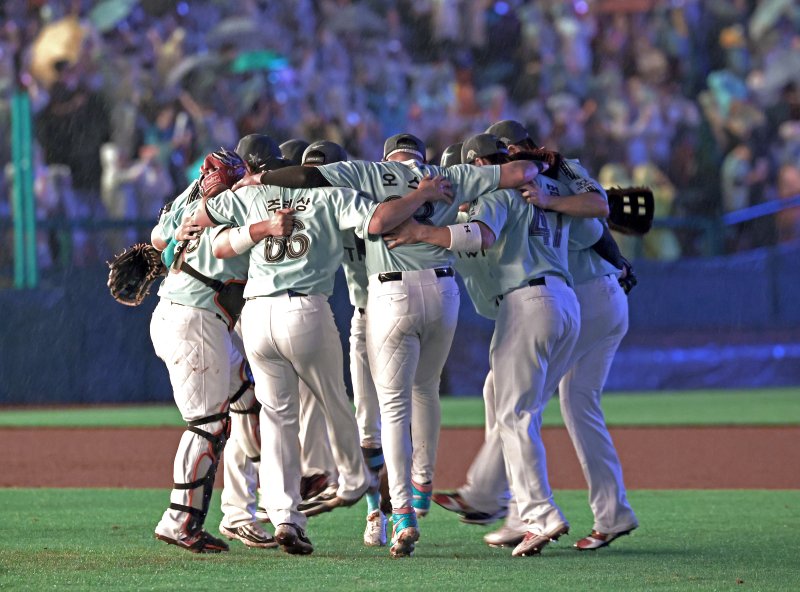 [인천=뉴시스] 김금보 기자 = 2024년 7월6일 오후 인천 SSG 랜더스필드에서 열린 2024 KBO 바카라사이트 소개 나눔 올스타와 드림 올스타의 경기, 4-2로 승리한 나눔 선수들이 기뻐하고 있다. 2024.07.06. kgb@newsis.com
