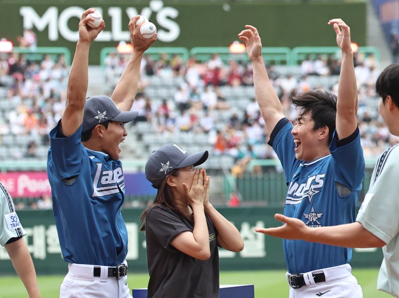 [인천=뉴시스] 김금보 기자 = 2024년 7월6일 오후 인천 SSG 랜더스필드에서 열린 2024 KBO 바카라사이트 소개 썸머레이스에서 SSG 박지환과 문승원이 팬과 함께 기뻐하고 있다. 2024.07.06. kgb@newsis.com