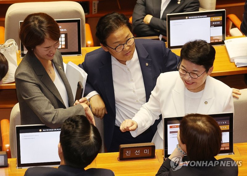 의원들과 인사하는 임이자 의원 (출처=연합뉴스)