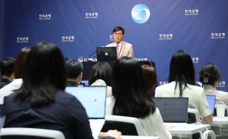 [서울=뉴시스] 사진공동취재단 = 이창용 한국은행 총재가 10일 서울 중구 한국은행에서 열린 금융통화위원회 금리 결정에 대한 기자간담회에서 발언하고 있다. 2025.07.10. photo@newsis.com
