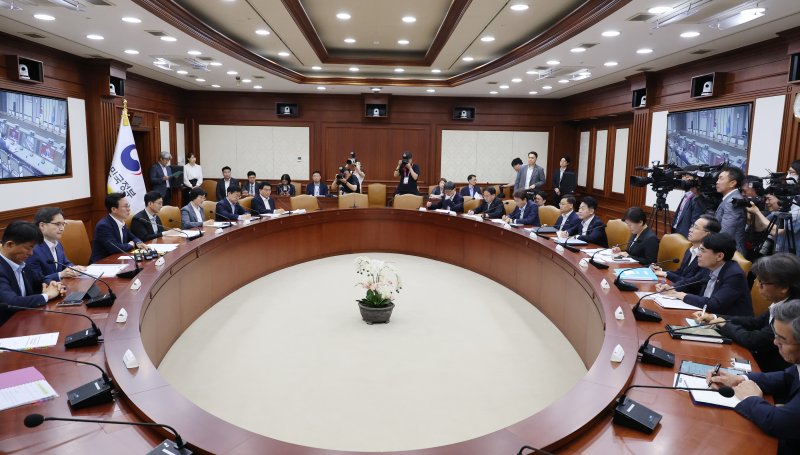 [서울=뉴시스] 김명원 기자 = 김민석 국무총리가 10일 오전 서울 종로구 정부서울청사에서 열린 국정현안관계장관회의에 참석해 발언하고 있다. 2025.07.10. kmx1105@newsis.com