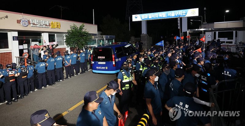 서울구치소 들어가는 윤 전 대통령 탑승 차량 (출처=연합뉴스)