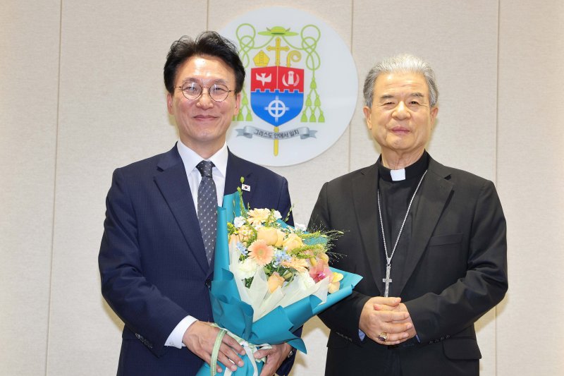 [수원=뉴시스] 청사사진기자단 = 김민석 국무총리가 10일 오후 경기 수원시 천주교수원교구청에서 한국천주교주교회의 의장인 이용훈 주교를 예방해 기념촬영을 하고 있다. 2025.07.10. photo@newsis.com