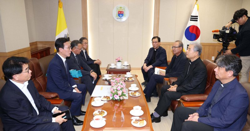 [수원=뉴시스] 청사사진기자단 = 김민석 국무총리가 10일 오후 경기 수원시 천주교수원교구청에서 한국천주교주교회의 의장인 이용훈 주교를 예방해 대화를 하고 있다. 2025.07.10. photo@newsis.com