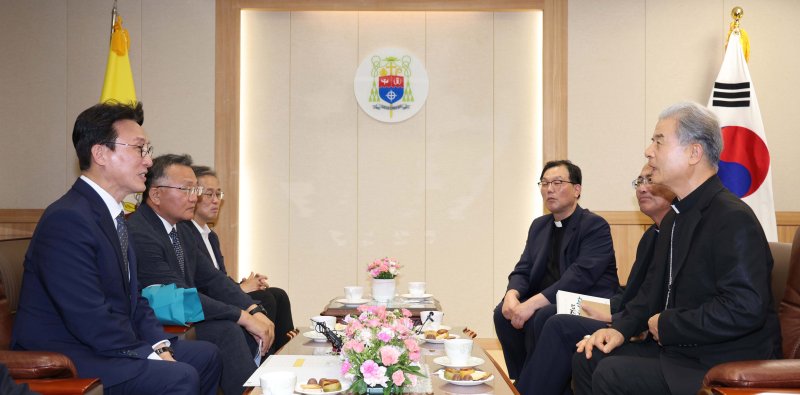 [수원=뉴시스] 청사사진기자단 = 김민석 국무총리가 10일 오후 경기 수원시 천주교수원교구청에서 한국천주교주교회의 의장인 이용훈 주교를 예방하고 있다. 2025.07.10. photo@newsis.com