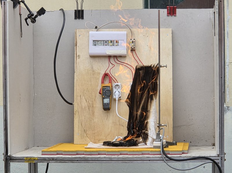 멀티탭에 꽂자 7분30초만에 ‘화르르’… 에어컨 콘센트 대참사