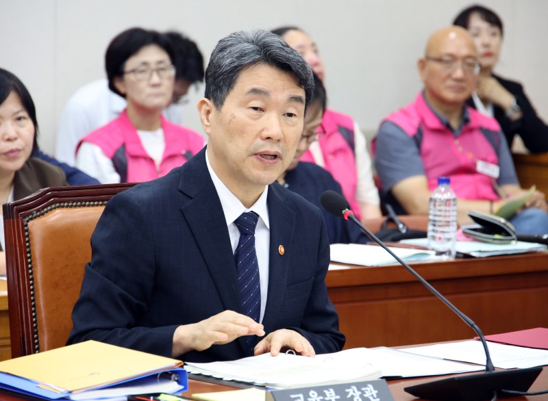[서울=뉴시스] 김금보 기자 = 이주호 사회부총리 겸 교육부 장관이 10일 서울 여의도 국회에서 리박스쿨 청문회 등을 안건으로 열린 교육위원회 전체회의에서 발언하고 있다. 2025.07.10. kgb@newsis.com