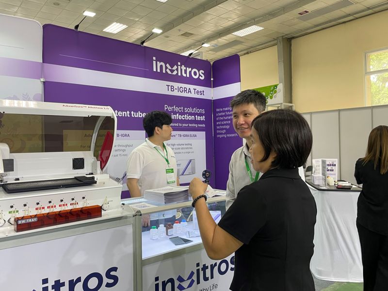 지난 7월 베트남 하노이에서 열린 'K-Med 엑스포'에 참가한 기업 부스에서 현지 바이어가 상담을 진행하고 있다. 사진=코트라 제공