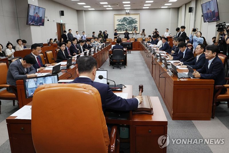 안건 상정하는 김병기 위원장 (출처=연합뉴스)