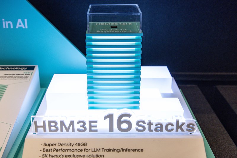 4일 서울 강남구 코엑스에서 열린 SK AI SUMMIT 2024에 SK하이닉스의 고대역폭메모리 ‘HBM3E’가 전시돼 있다. 2024.11.4/뉴스1 ⓒ News1 이재명 기자