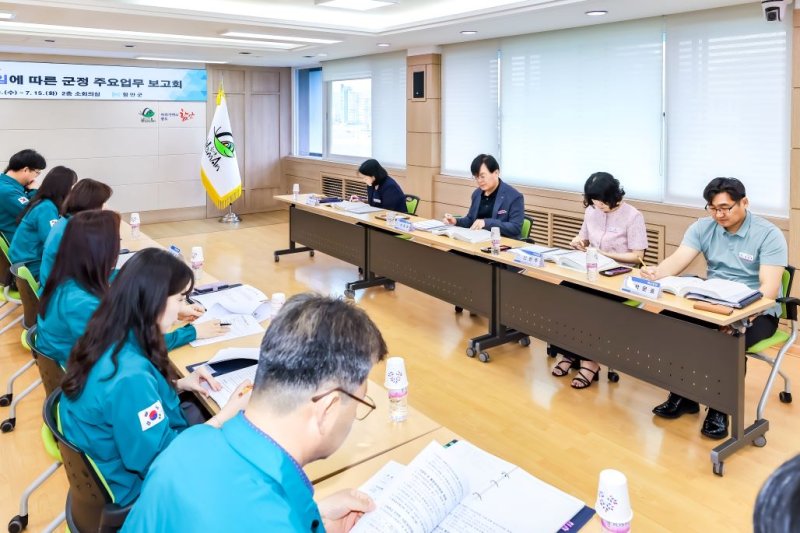 [함안=뉴시스]석욱희(오른쪽 끝에서 두번째) 함안부군수, 군정 현안 보고회.(사진=함안군 제공) 2025.07.10.photo@newsis.com *재판매 및 DB 금지