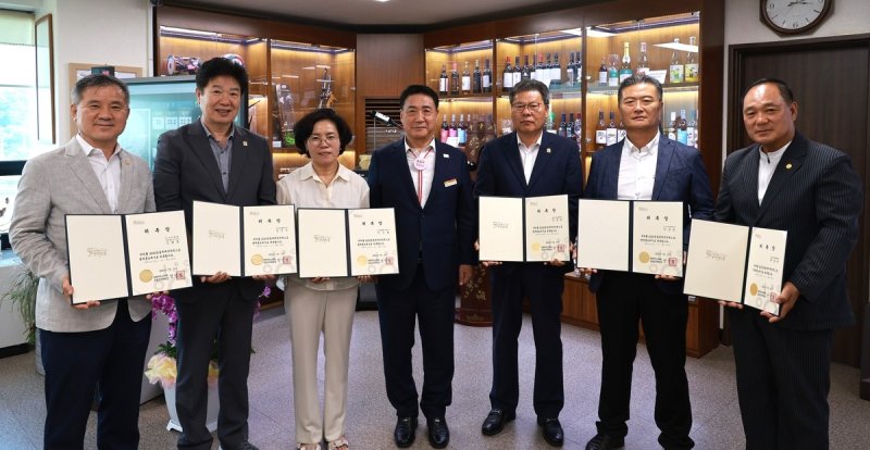 10일 영동세계국악엑바카라 사이트조직위원회가 충북 대표 기업인들을 명예홍보대사로 위촉하고 있다. (조직위 제공, 재판매 및 DB금지)/뉴스1