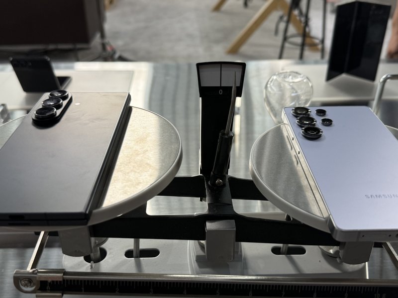 삼성 갤럭시 Z폴드7(왼쪽)와 S25 울트라 무게 비교 (출처=연합뉴스)