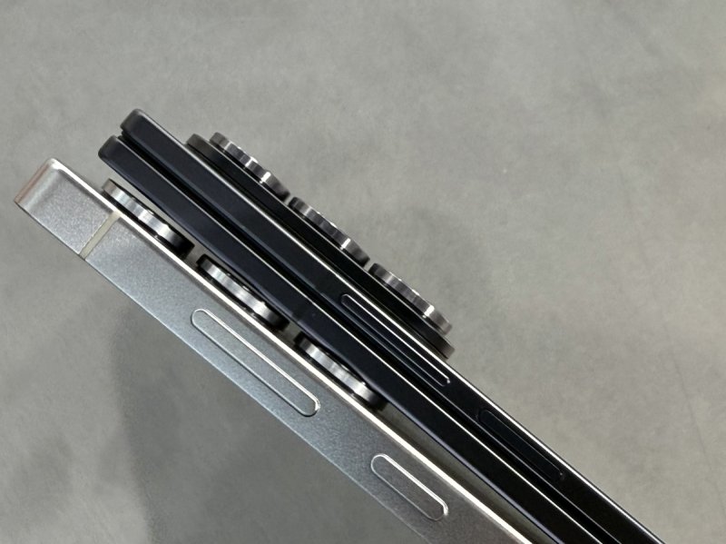 삼성 갤럭시 Z폴드7(위)와 S25 울트라 두께 비교 (출처=연합뉴스)