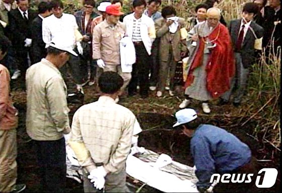 1992년 제주 다랑쉬굴에서 발견된 제주바카라 사이트 희생자 유해.(제주언론학회 제공)/바카라 사이트1