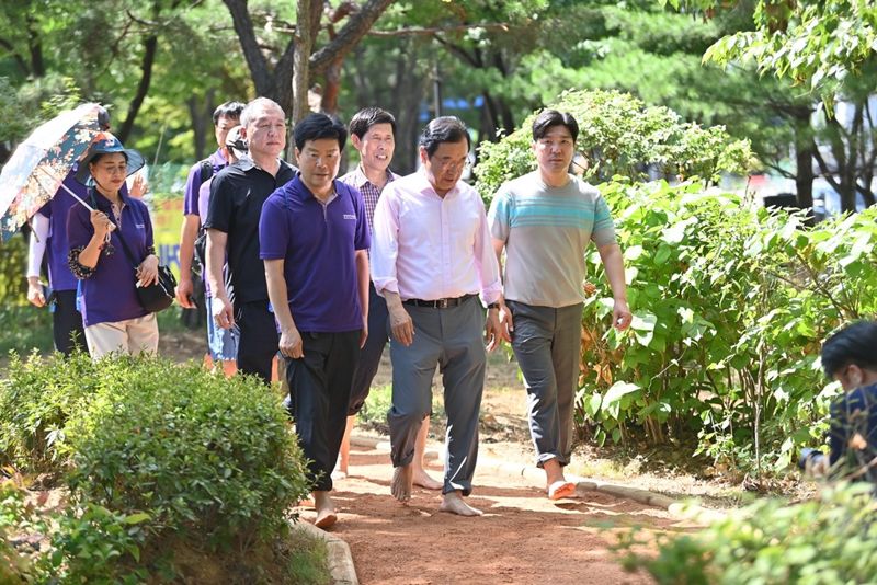 10일 오전 이현재 하남시장(가운데)이 신장근린1호공원에서 열린 ‘흙향기 맨발길’ 개장 행사에 참여한 시민들과 함께 황톳길을 걷고 있다. 하남시 제공