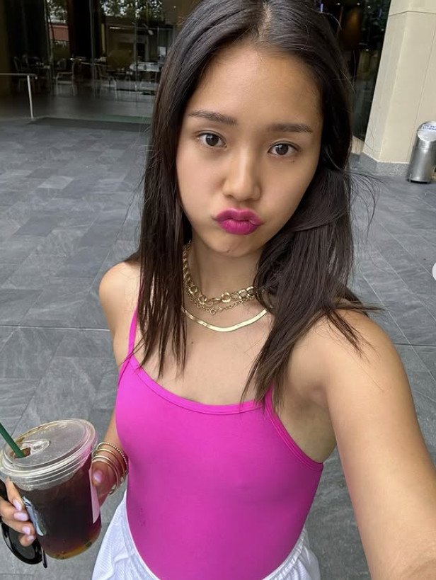 현역 걸그룹 멤버, 당당 노브라…오마이걸 미미, 상큼 표정 속 "행복이 별거냐"