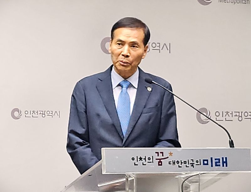 황효진 인천시 글로벌도시정무부시장은 기획재정부의 서부권 광역급행철도 사업 예비타당성조사 통과 관련 긴급 기자브리핑에서 계양TV와 연결하는 철도망에 대한 인천시의 내부 방침 결정에 대해 설명하고 있다. 사진=한갑수 기자.