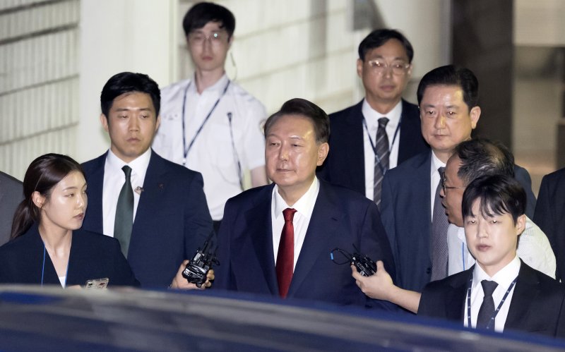 [서울=뉴시스] 김선웅 기자 = 윤석열 전 대통령이 9일 서울 서초구 서울중앙지법에서 열린 직권남용 등 혐의 영장실질심사(바카라 룰 전 피의자 심문)를 마친 뒤 대기 장소인 서울구치소로 이동하기 위해 법원을 나서고 있다. 12·3 비상계엄 사태의 '정점'으로 조은석 특별검사가 이끄는 내란 특검팀에 구속영장이 청구된 윤 전 대통령은 지난 1월 18일 내란우두머리 등 혐의 영장실질심사를 받은 지 172일 만에 재구속 기로에 서게 됐다. 2025.07.09. mangusta@newsis.com