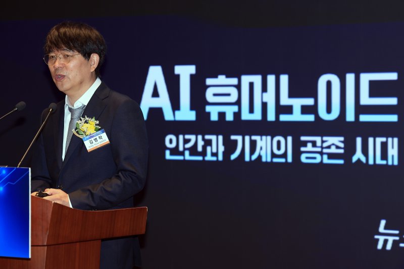 김병학 카카오 카나나 성과리더가 10일 오전 서울 여의도 한국거래소 컨퍼런스홀에서 'AI 휴머노이드, 인간과 기계의 공존 시대'를 주제로 열린 2025 뉴스1 테크포럼(NTF)에서 '휴머노이드 시대를 여는 AI 에이전트. 그리고 LLM의 진화'를 주제로 기조연설을 하고 있다. 2025.7.10/뉴스1 ⓒ News1 박정호 기자