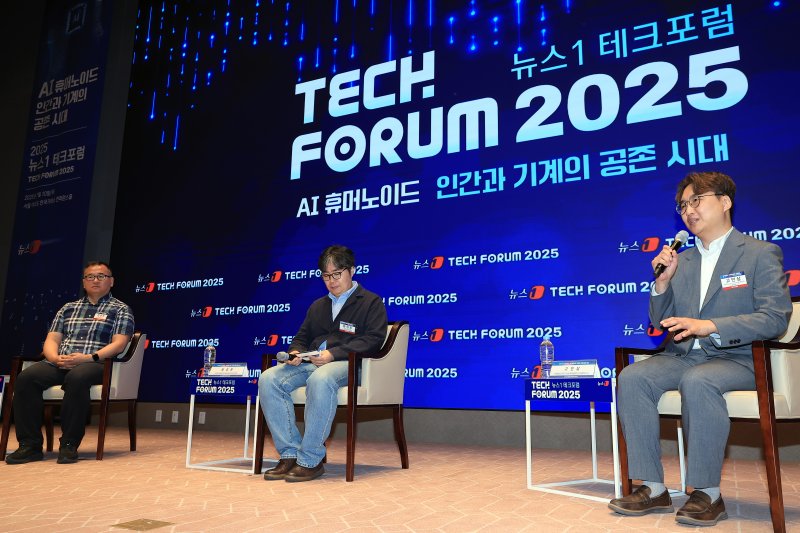 10일 오전 서울 여의도 한국거래소 컨퍼런스홀에서 'AI 휴머노이드, 인간과 기계의 공존 시대'를 주제로 열린 2025 뉴스1 테크포럼(NTF)에서 'AI와 휴머노이드 융합, 한국 산업이 가야할 길'을 주제로 황정훈 한국전자기술연구원 지능로보틱스연구센터 센터장(가운데)이 좌장을 맡아 정현준 한국로봇융합연구원 인공지능로봇연구본부 본부장(왼쪽)과 고민삼 한양대학교 ERICA 소프트웨어융합대학 ICT융합학부 교수가 토론을 하고 있다. 2025.7.10/뉴스1 ⓒ News1 박정호 기자