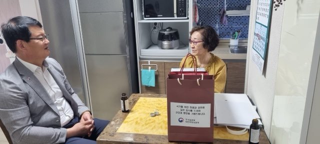 [바카라사이트 쿠폰=뉴시스] 바카라사이트 쿠폰지방보훈청이 최근 월남전 참전 당시 공을 세운 고(故) 박광삼 무공수훈자 유족을 방문해 위문품을 전달하고 유공자 증서를 전수했다고.(사진=바카라사이트 쿠폰지방보훈청 제공) 2025.07.10. photo@newsis.com *재판매 및 DB 금지