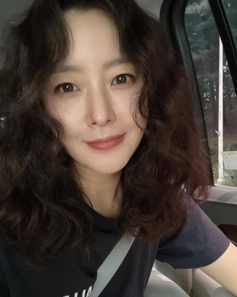 '49세' 김희선, 나이 잊은 동안미모…근접 셀카도 굴욕 없네 [N샷]