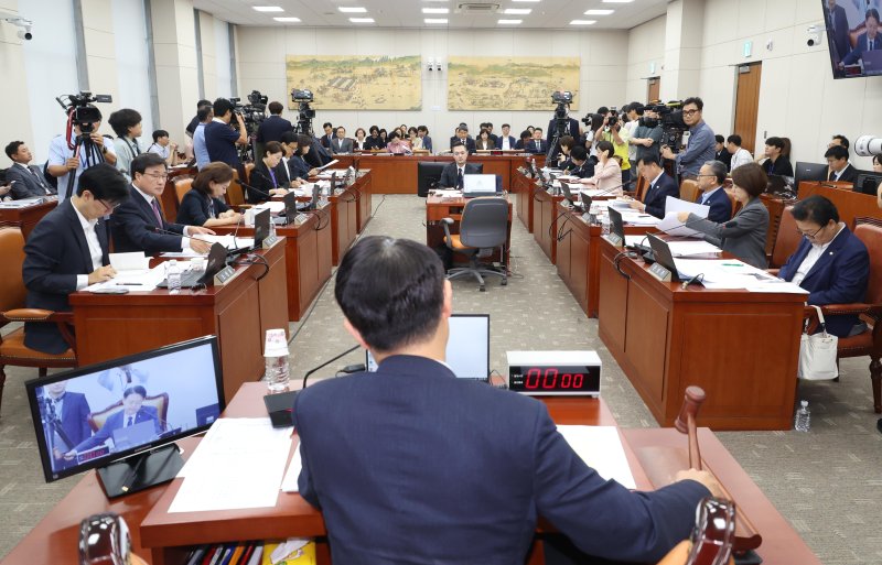 [서울=뉴시스] 조성봉 기자 = 김영호 국회 교육위원장이 10일 서울 여의도 국회에서 리박스쿨 청문회 등을 안건으로 열린 교육위원회 전체회의에서 의사봉을 두드리고 있다. 2025.07.10. suncho21@newsis.com