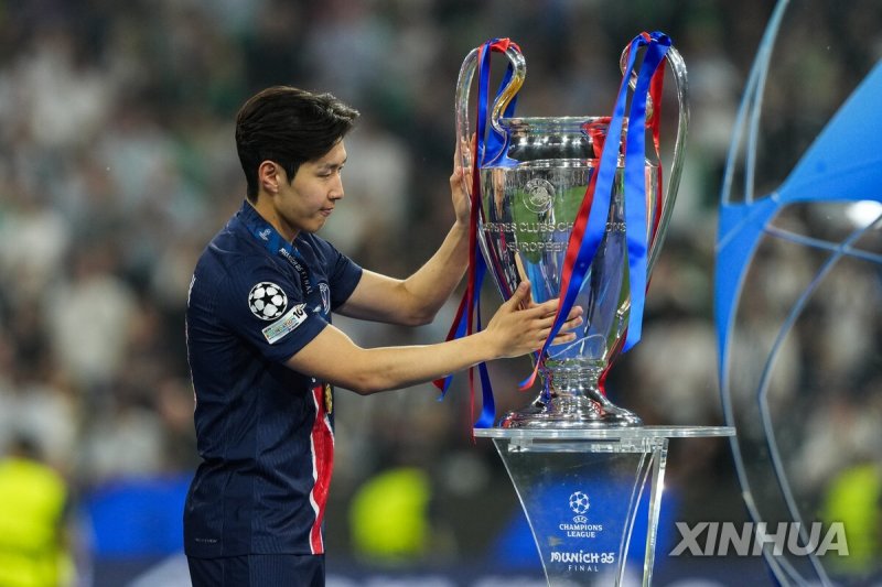 UCL 트로피 만지는 이강인 (출처=연합뉴스)