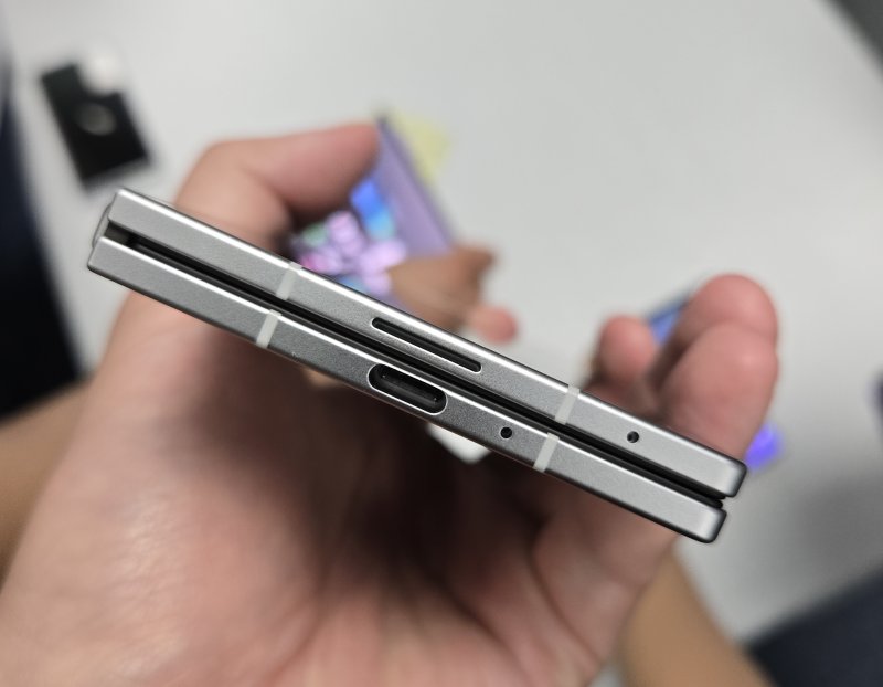 [서울=뉴시스]갤럭시 Z 폴드7의 모습. 폴드7의 두께는 접었을 때 8.9㎜, 폈을 때 4.2㎜ 수준이다. (사진=윤현성 기자)