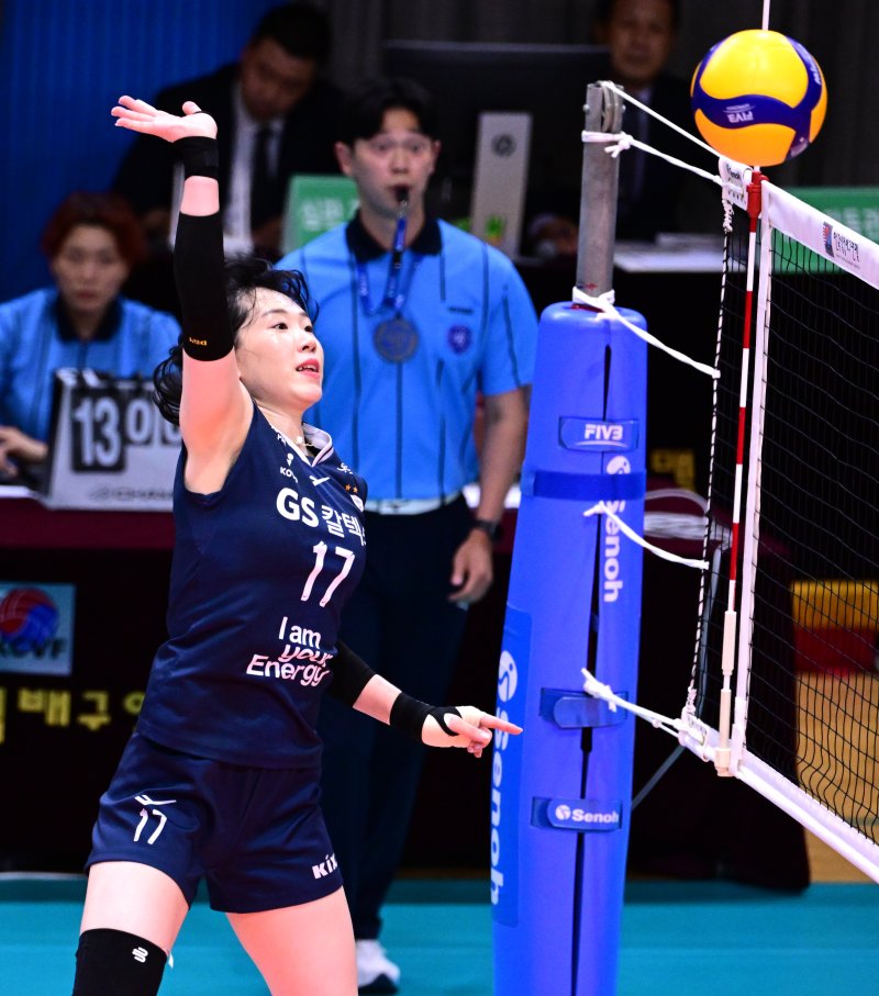 [서울=뉴시스] 여자배구 GS칼텍스 김미연이 2일 충북 단양의 단양국민체육센터에서 열린 2025 한국실업배구연맹&프로배구 퓨처스 챔프전 조별예선에서 바카라사이트 순위건설과 경기를 펼치고 있다. (사진=KOVO 제공) 2025.07.02. *재판매 및 DB 금지