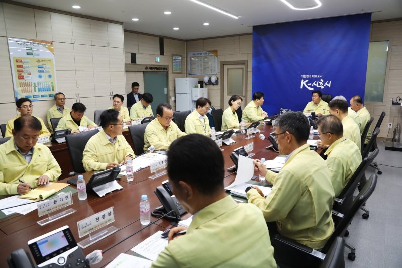 [시흥=뉴시스] 최근 시청 재난안전상황실에서 열린 재난안전대책회의 현장. (사진=시흥시 제공) 2025.07.10. photo@newsis.com