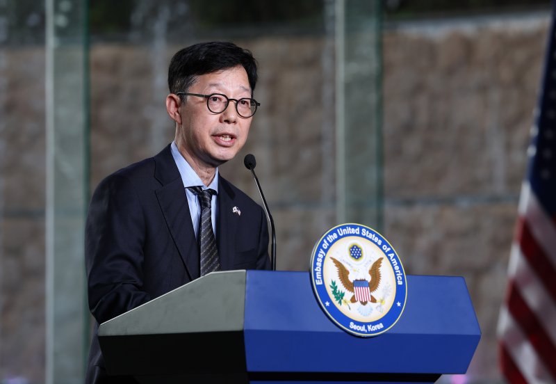 [서울=뉴시스] 사진공동취재단 = 박윤주 외교부 1차관이 2일 오후 서울 용산구 그랜드 하얏트 호텔 그랜드 볼룸에서 열린 미국 독립기념일 행사에서 축사를 하고 있다. 2025.07.02. photo@newsis.com