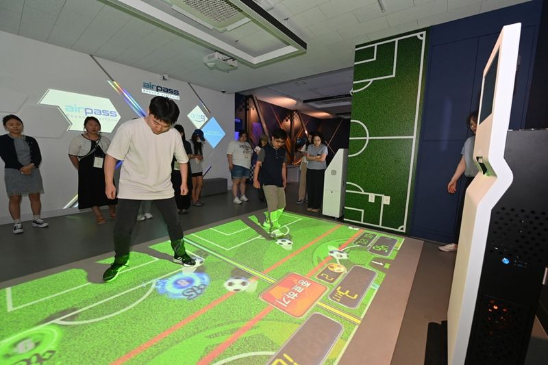 지역 대표 기업인 ㈜에어패스를 방문한 하남시 청년들이 프로그램을 직접 체험하고 있다. 하남시 제공