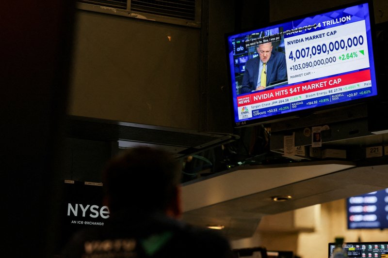 9일(현지시간) 미국 뉴욕의 뉴욕증권거래소(NYSE)의 시황판에 엔비디아의 시가 총액이 표시되어 있다. 이날 엔비디아 주가는 전일 대비 2.8% 오른 주당 164.42달러를 기록해 역대 최고치를 갈아 치웠다. 시가총액은 장중 4조달러(약 5485조원)를 돌파했으나 이날 3조9700억달러로 장을 마쳤다. 지난해 6월에 시가총액 3조달러를 달성한 엔비디아는 약 1년 만에 전 세계 상장 기업 가운데 최초로 4조달러 기록을 세웠다. 로이터연합뉴스