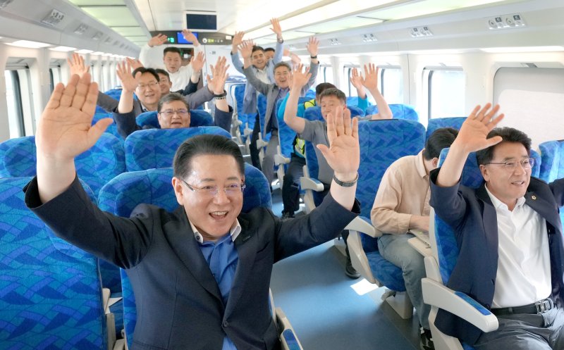 김영록 전남지사가 10일 전남남해선 정식 개통에 앞서 김태균 전남도의장 등과 시승 열차에 탑승해 운행 상황을 점검하고 있다.(전남도 제공. 재배포 및 DB 금지)
