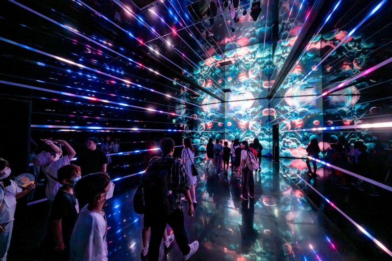 유리 돔 아래서 하늘 보며 물놀이… 시원한 파도 타고 ‘무더위 탈출’ [Weekend 레저]