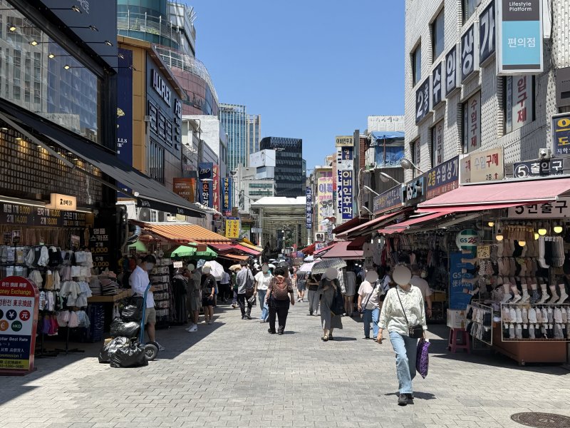 역대급 폭염이 기승을 부린 10일 오후 서울 중구 남대문시장. 무더위로 인해 거리는 다소 한산한 모습이었다. 사진=최혜림 기자