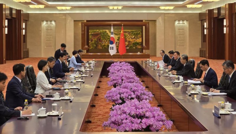 [베이징=뉴시스] 베이징특파원 공동취재단 = 이학영 국회부의장이 이끄는 한·중 의회 정기교류체제 대표단이 10일 베이징 인민대회당에서 자오러지 전국인민대표대회(전인대) 상무위원장과 면담을 갖고 서해 구조물 문제 등에 대해 의견을 교환했다. 2025.07.10 photo@newsis.com