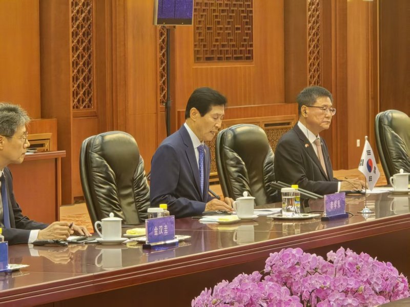 [베이징=뉴시스] 베이징특파원 공동취재단 = 이학영 국회부의장이 이끄는 한·중 의회 정기교류체제 대표단이 10일 베이징 인민대회당에서 자오러지 전국인민대표대회(전인대) 상무위원장과 면담을 갖고 서해 구조물 문제 등에 대해 의견을 교환했다. 사진은 이날 면담에서 발언하는 이 부의장(가운데). 2025.07.10 photo@newsis.com