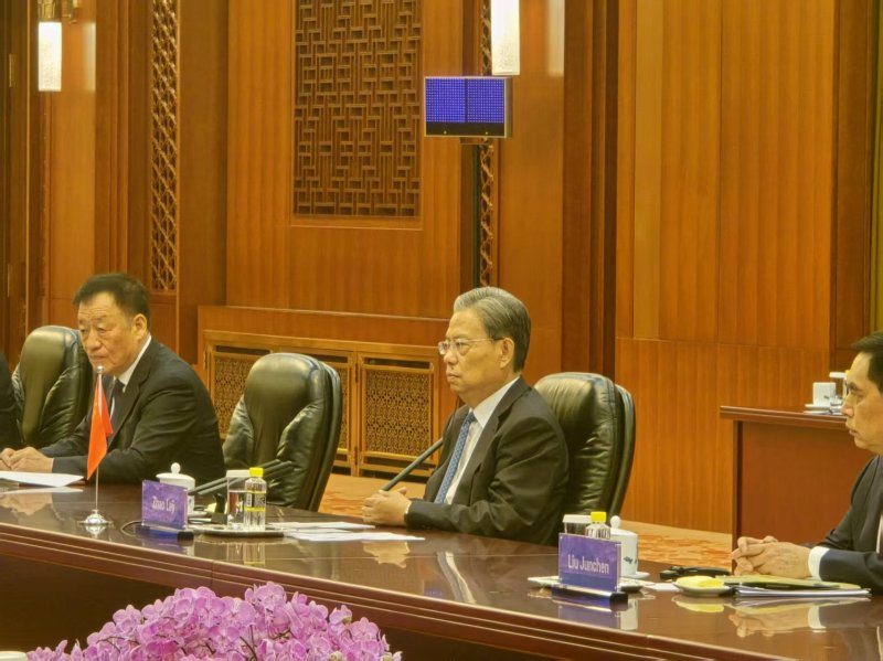 [베이징=뉴시스] 베이징특파원 공동취재단 = 이학영 국회부의장이 이끄는 한·중 의회 정기교류체제 대표단이 10일 베이징 인민대회당에서 자오러지 전국인민대표대회(전인대) 상무위원장과 면담을 갖고 서해 구조물 문제 등에 대해 의견을 교환했다. 이날 면담을 갖고 있는 자오 위원장(가운데). 2025.07.10 photo@newsis.com