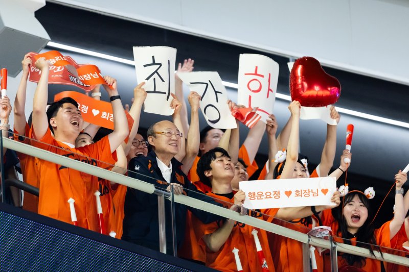 김승연 한화그룹 무료 바카라 게임(앞줄 왼쪽 두번째)이 지난 3일 대전 볼파크를 찾아 임직원과 함께 한화 무료 바카라 게임 경기를 관람하고 있다. 한화그룹 제공