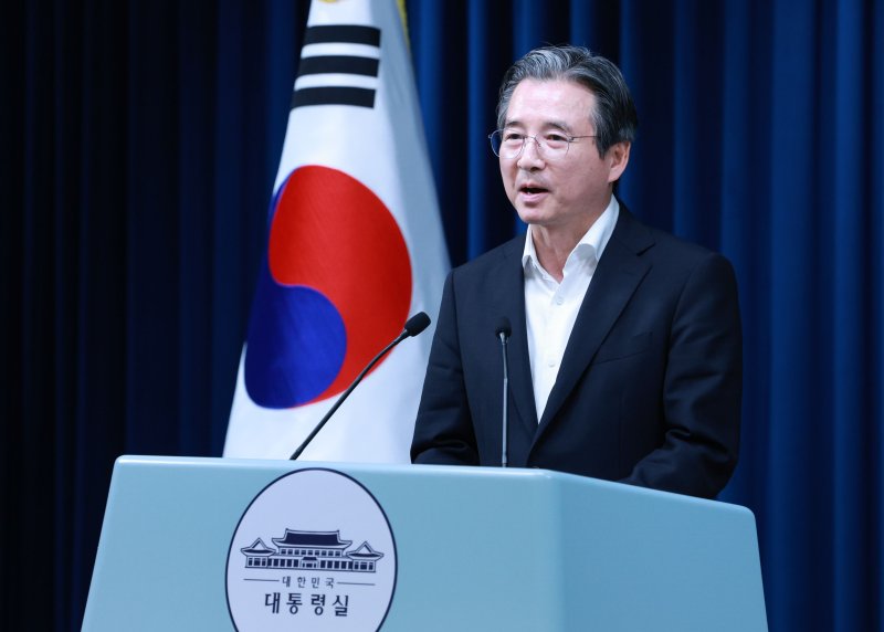 [서울=뉴시스] 고범준 기자 = 김용범 정책실장이 10일 서울 용산 대통령실 청사에서 바카라사이트 통장 산단 관련 브리핑을 하고 있다. 2025.07.10. bjko@newsis.com
