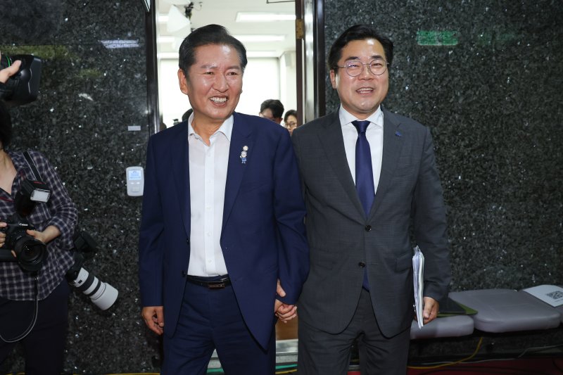더불어민주당 당대표에 도전하는 정청래(왼쪽), 박찬대 의원이 2일 오후 서울 여의도 국회에서 검찰개혁 토론회 축사를 마친 뒤 함께 손을 잡고 이석하고 있다. 2025.7.2/뉴스1 ⓒ News1 안은나 기자
